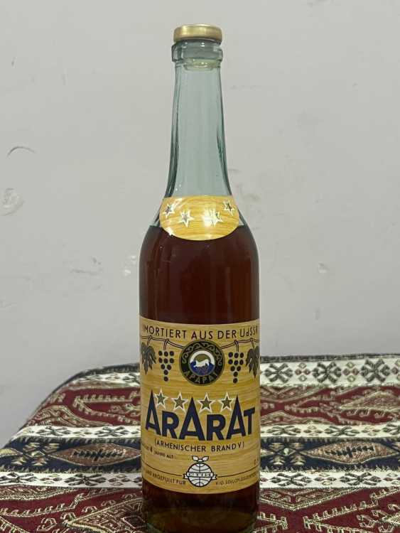 Армянский "Арарат 4 звезды" 1982 года.0,5 л. СССР. Экспортный. Армянский "Арарат 4 звезды" 1982 года.0,5 л. СССР. Экспортный.