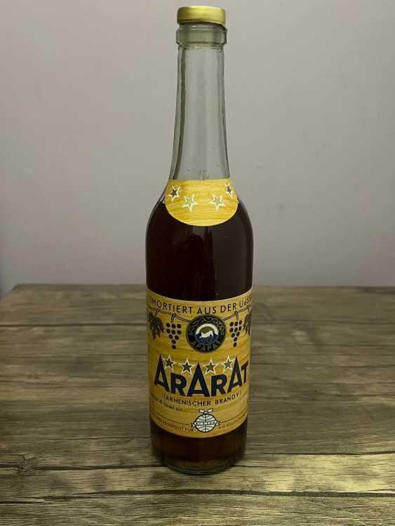 Армянский "Арарат 4 звезды" 1985 года.0,5 л. СССР. Экспортный.
