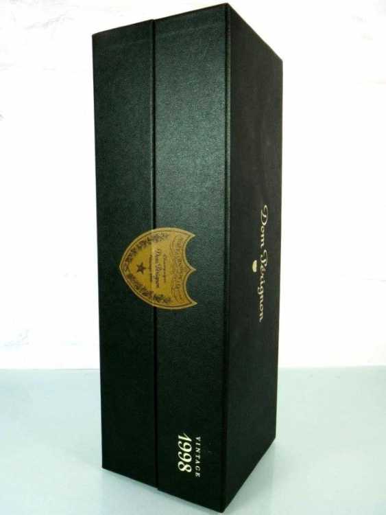 Шампанское "Dom Perignon" 1998 года урожая.